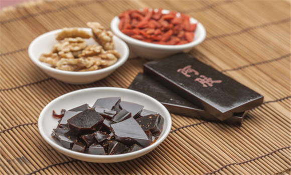 阿膠補(bǔ)益精血、強(qiáng)健筋骨的功效