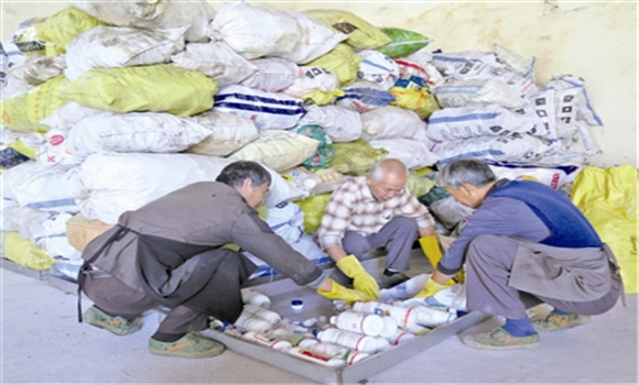 腐蝕農(nóng)藥包裝物，容易發(fā)生中毒事故