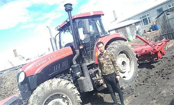 農機陷入泥坑，打滑行駛