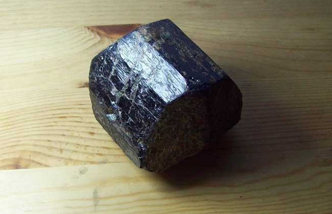 黑碧璽和黑曜石的區(qū)別 家居生活