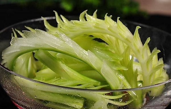 孕婦能吃西芹嗎 孕婦吃西芹的好處 西芹的功效與作用