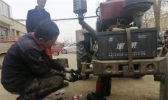 拖拉機固定作業(yè)和牽引其他車輛時應(yīng)注意什么？